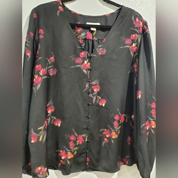 Women's Plus Size Floral Print Long Sleeve V-Neck Covered Button Blouse Ava&Viv - Picture 3 of 7